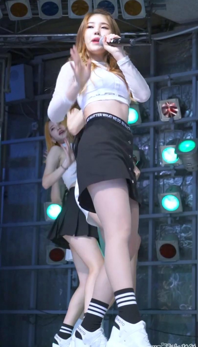 韩国美女组合穿超短裙饭拍视频